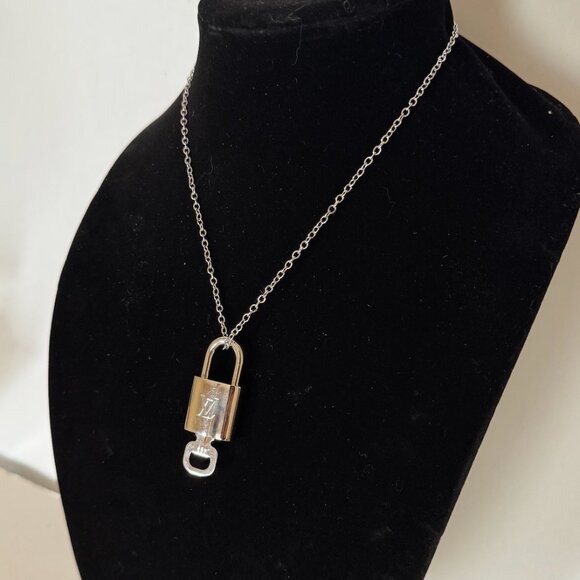 LOUIS VUITTON Lock Necklace with key - Picture 2 of 9